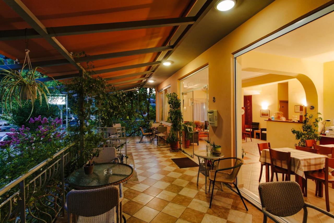 Hotel Loula Rooms And Apartments กาเมนาวูร์ลา ภายนอก รูปภาพ