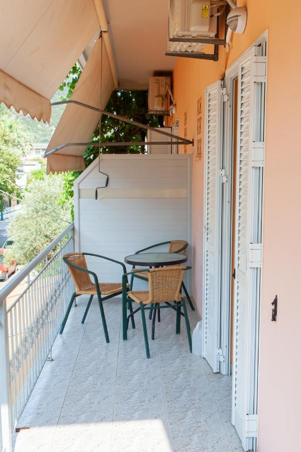 Hotel Loula Rooms And Apartments กาเมนาวูร์ลา ภายนอก รูปภาพ
