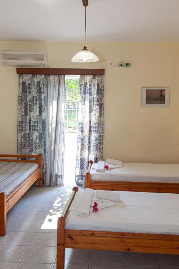 Hotel Loula Rooms And Apartments กาเมนาวูร์ลา ภายนอก รูปภาพ