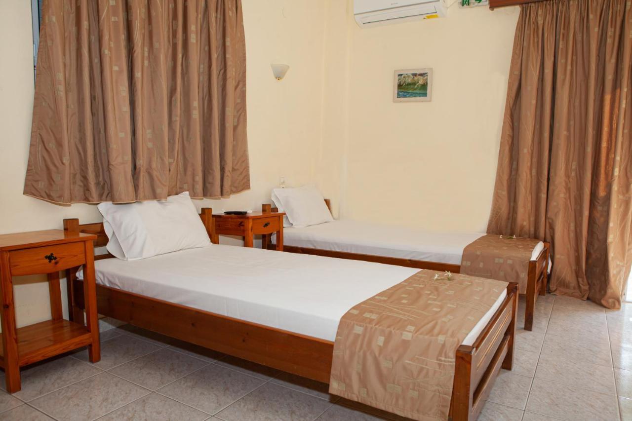 Hotel Loula Rooms And Apartments กาเมนาวูร์ลา ภายนอก รูปภาพ