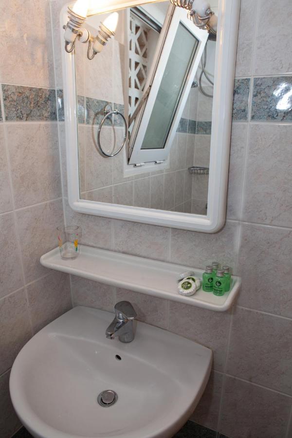 Hotel Loula Rooms And Apartments กาเมนาวูร์ลา ภายนอก รูปภาพ