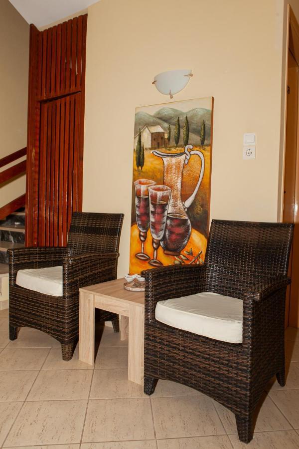 Hotel Loula Rooms And Apartments กาเมนาวูร์ลา ภายนอก รูปภาพ