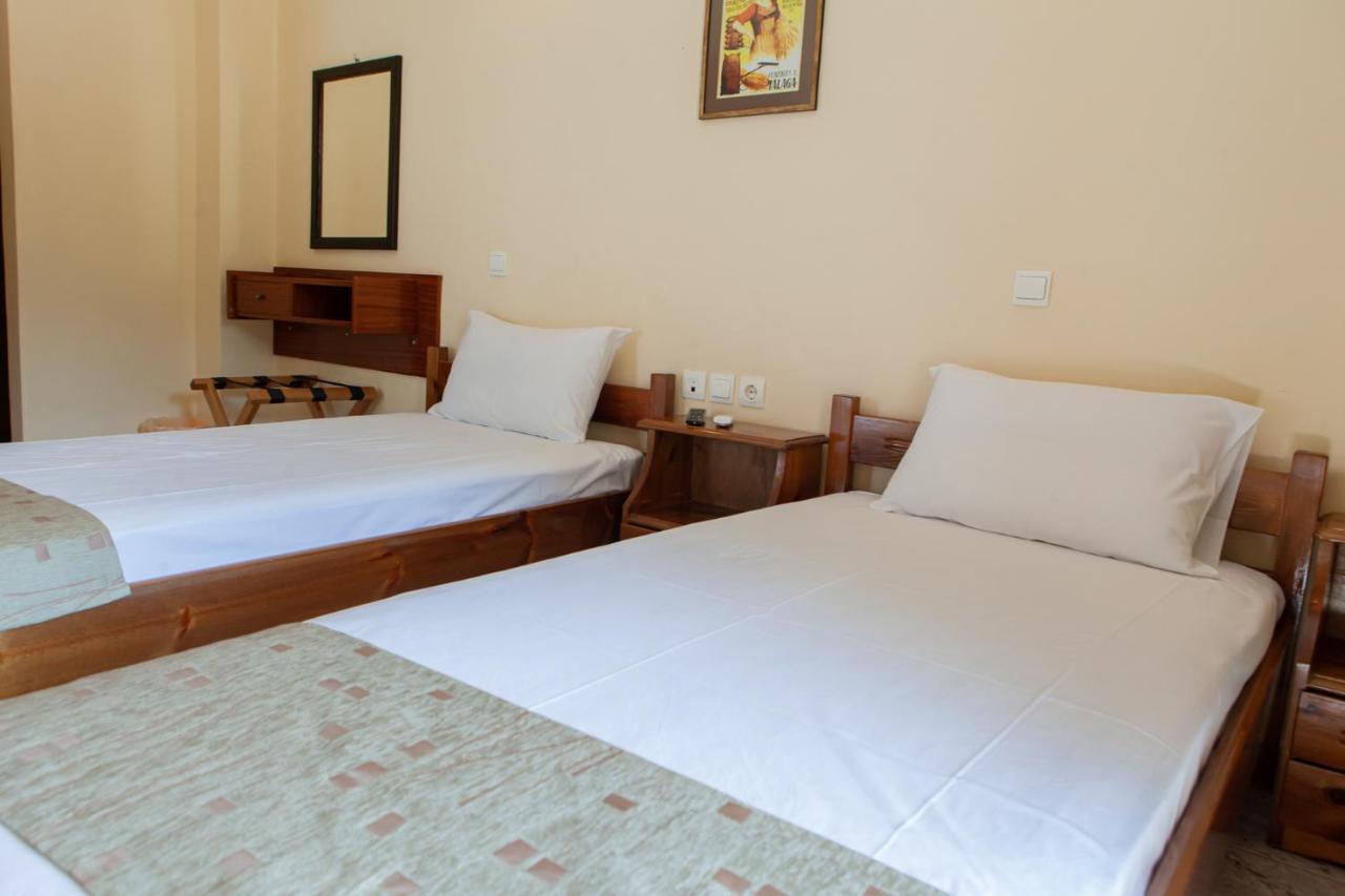 Hotel Loula Rooms And Apartments กาเมนาวูร์ลา ภายนอก รูปภาพ