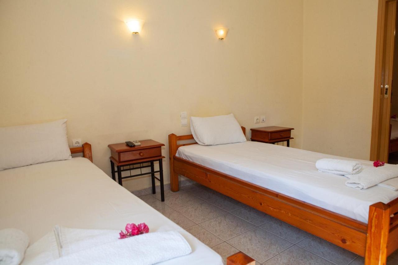 Hotel Loula Rooms And Apartments กาเมนาวูร์ลา ภายนอก รูปภาพ