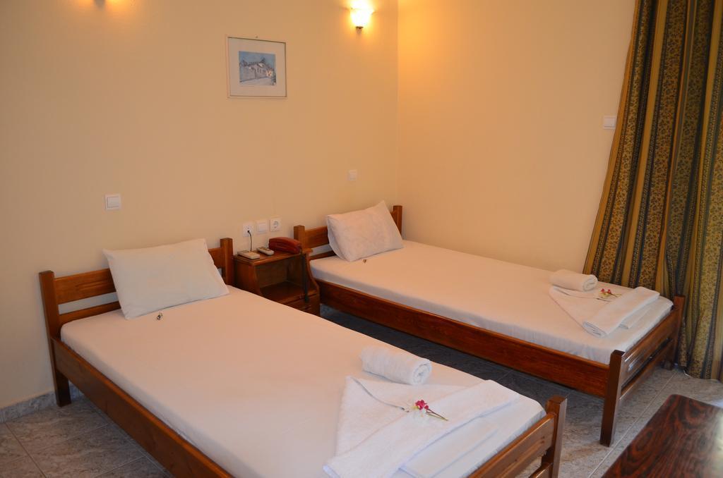 Hotel Loula Rooms And Apartments กาเมนาวูร์ลา ภายนอก รูปภาพ