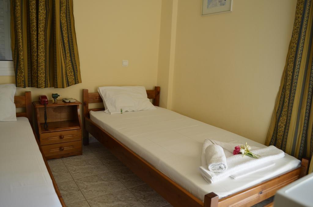 Hotel Loula Rooms And Apartments กาเมนาวูร์ลา ภายนอก รูปภาพ
