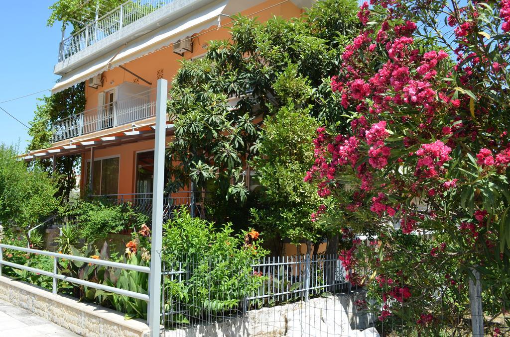 Hotel Loula Rooms And Apartments กาเมนาวูร์ลา ภายนอก รูปภาพ